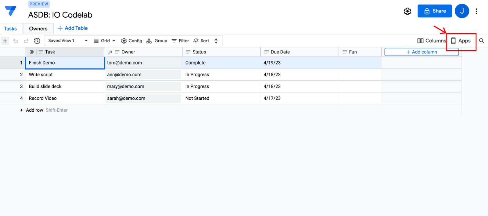 Снимок экрана редактора базы данных AppSheet с выделенной кнопкой «Приложения» справа.