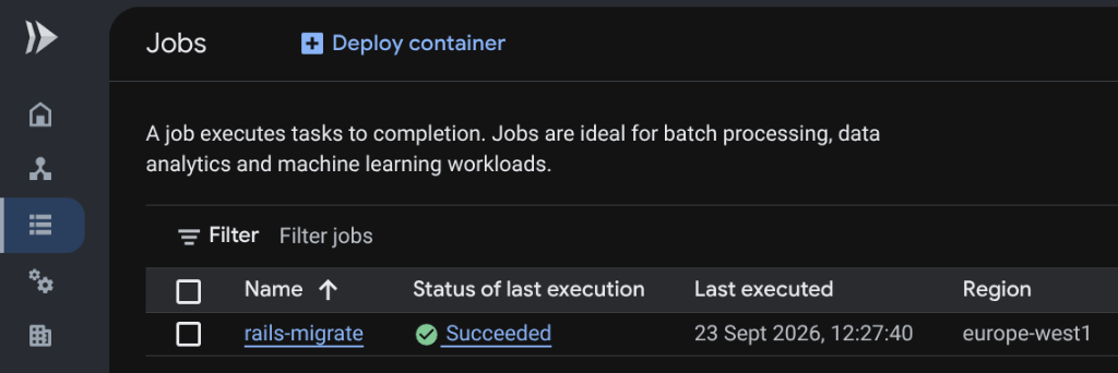 В консоли Google Cloud Run Jobs отображается сообщение об успешном завершении задания rails-migrate.