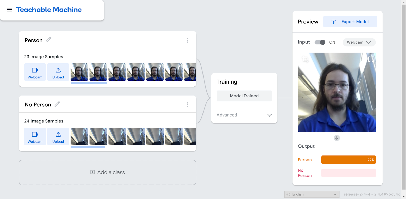 Un modèle est entraîné à partir d'images de deux classes, "Person" (Personne) et "No Person" (Aucune personne). Une démonstration du modèle entraîné s'exécute sur des images issues de l'appareil photo de l'appareil, et le modèle lui-même peut être téléchargé dans plusieurs formats.